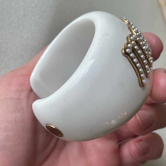 MARC JACOBS White Acrylic Chunky Bracelet with Gold & Pearls - Picture 7 of 8